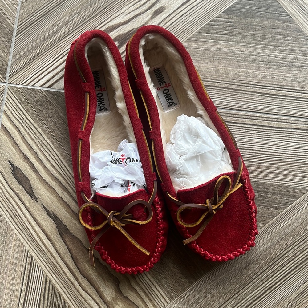 NEW IN BOX Red Minnetonka Fur Lined Slipper Moccasins